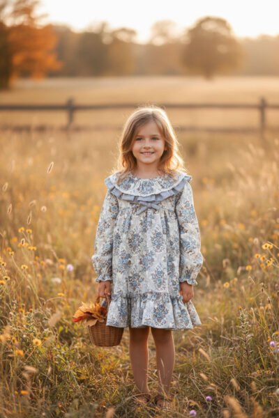 Vestido crema con flores azules